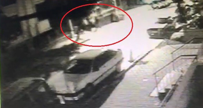 Balkondan tırmanıp evi soyan hırsızları güvenlik kameraları ele verdi