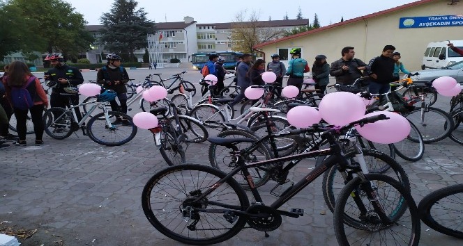 Trakya Üniversitesi öğrencileri, meme kanserine farkındalık için pedal çevirdi
