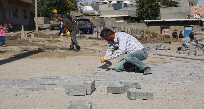 Cizre’de kış öncesi kilitli parke çalışmaları başlatıldı