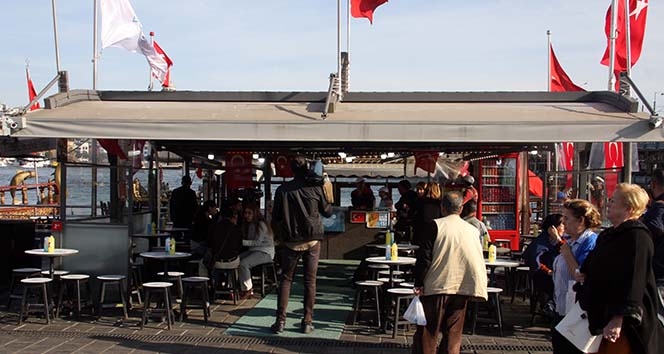 Eminönü’ndeki balıkçı teknelerinde satış devam ediyor