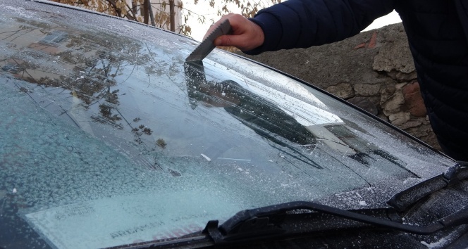Termometreler eksi 18&#039;i gördü araçların camları buz tuttu