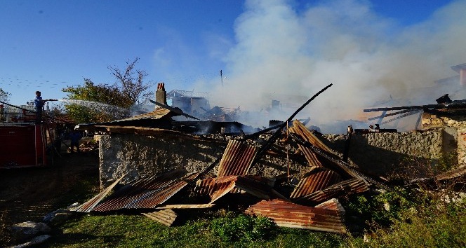 Kastamonu’da yangın: 1 ev, 2 samanlık, 1 ahır küle döndü