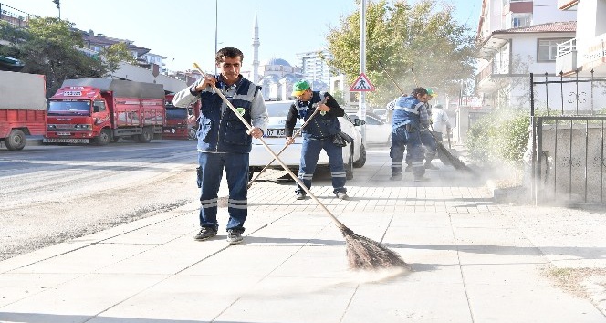 Başkan Murat Köse sokakları süpürdü