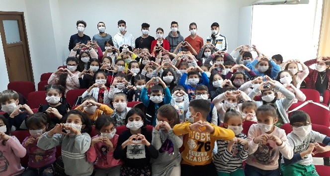 70 çocuk maskesini taktı, lösemili çocuklara destek için şarkı söyledi