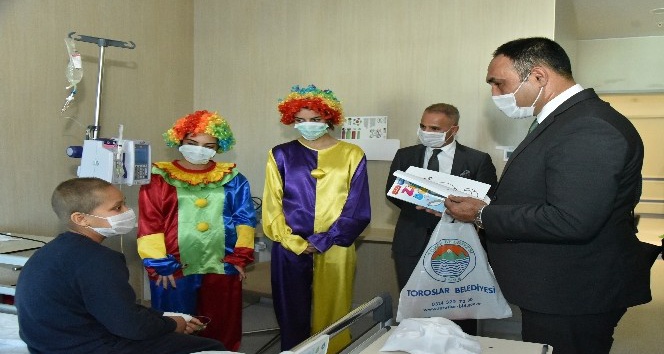 Başkan Yılmaz maske taktı, lösemili çocuklara moral verdi