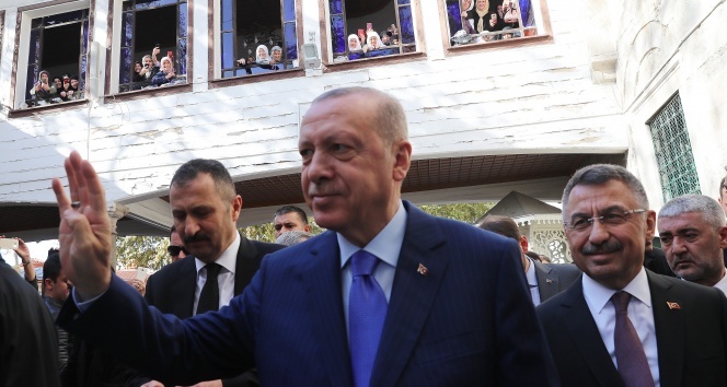 Cumhurbaşkanı Erdoğan, cuma namazını Eyüpsultan Camii&#039;nde kıldı
