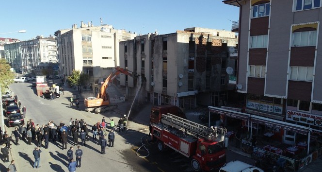 Sivas’ta metruk binalar binalar yıkılıyor