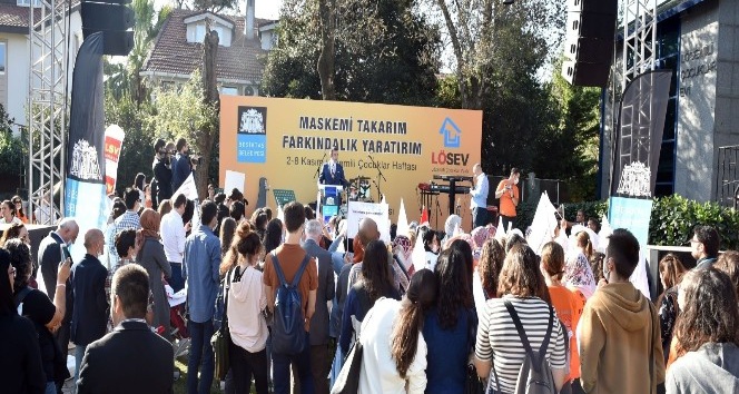 Beşiktaşlılar lösemili çocuklar için maskelerini takıp yürüdü