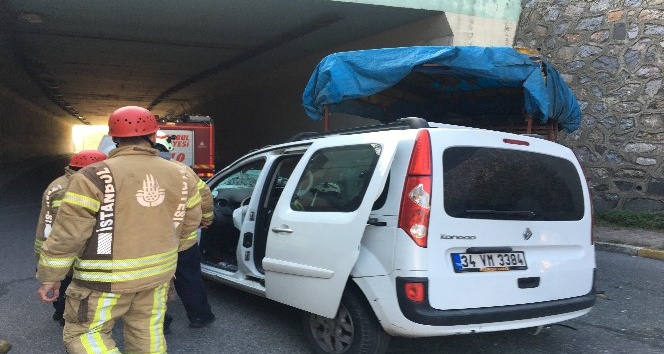 Ataşehir’de kontrolden çıkan araç kamyonete çarptı: 2 yaralı