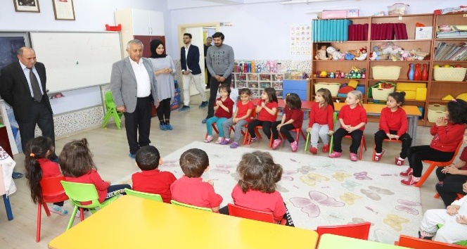 Başkan Zeybek ilkokul öğrencilerini ziyaret etti