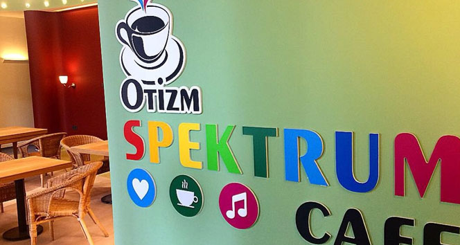 Otizmli çocuklar Ankara’da müşterilere servis yapıp, ürünlerini sergiliyorlar
