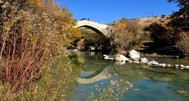 Mimarisiyle Mostar Köprüsü’ne benzetilen Tağar Köprüsün’de sonbahar şölen