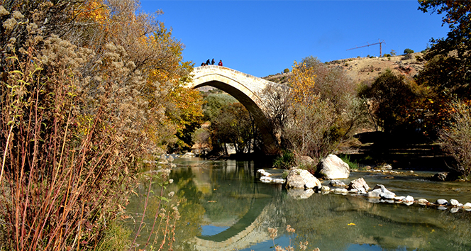 Mimarisiyle Mostar Köprüsü&#039;ne benzetilen Tağar Köprüsün&#039;de sonbahar şölen