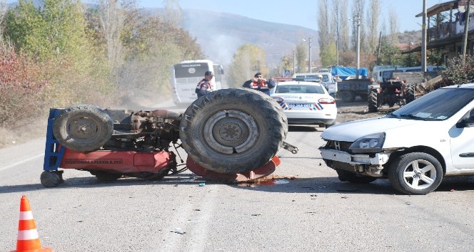 Tokat’ta otomobilin çarptığı traktör devrildi: 2 yaralı