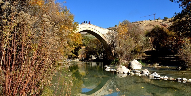 Mimarisiyle Mostar Köprüsü'ne benzetilen Tağar Köprüsün'de sonbahar şölen