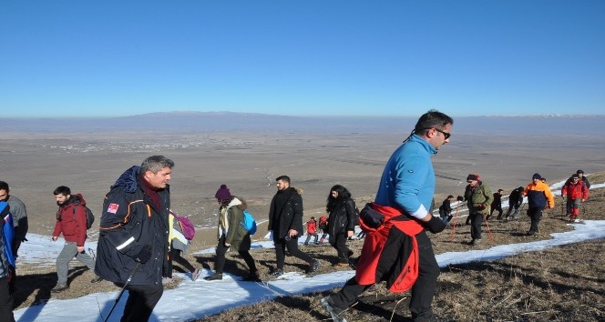 Kars’ta AFAD gönüllüleri Yahni Dağı’na tırmandı