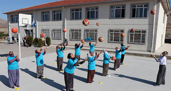 Şalvarlı kadınlar hayatlarında ilk kez basketbol oynadı