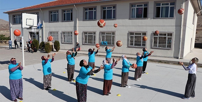 Şalvarlı kadınlar hayatlarında ilk kez basketbol oynadı