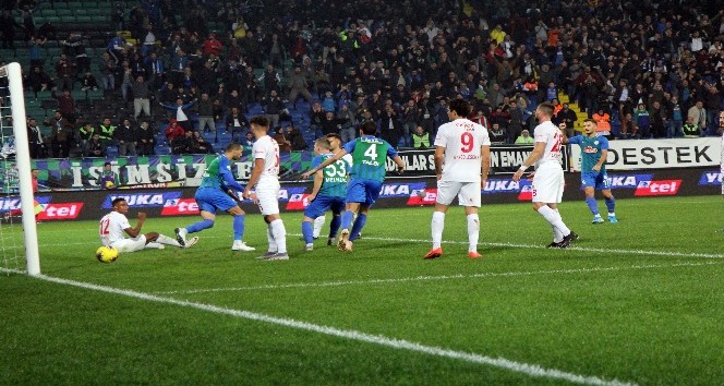 Süper Lig: Çaykur Rizespor: 1 - Antalyaspor: 0 (İlk yarı)