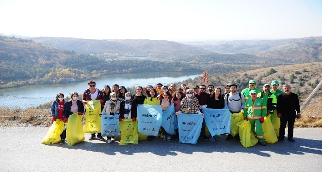 Üniversite öğrencilerinden çevre temizliği
