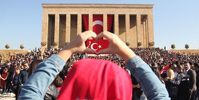 Anıtkabir ziyaretçi akınına uğradı