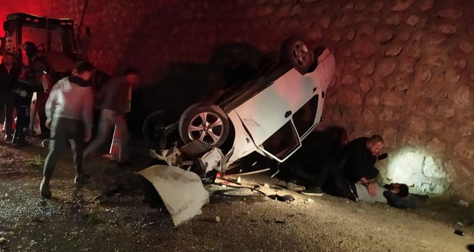 Antalya&#039;da otomobil duvardan uçtu: 4 yaralı