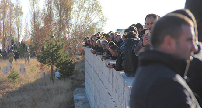 Antalya'da evinde ölü bulunan ailenin cenazeleri Erzurum'da toprağa verildi
