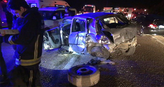 Bursa&#039;da minibüs ile otomobil kafa kafaya çarpıştı: 1 ölü, 20 yaralı
