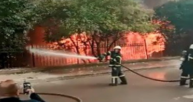 İşçilerin kaldığı prefabrike bina yandı yanındaki okul tahliye edildi