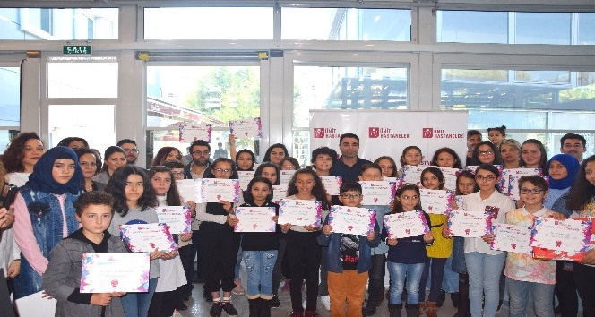 Çocuklar teknoloji ve bağımlılık sorununu resimledi