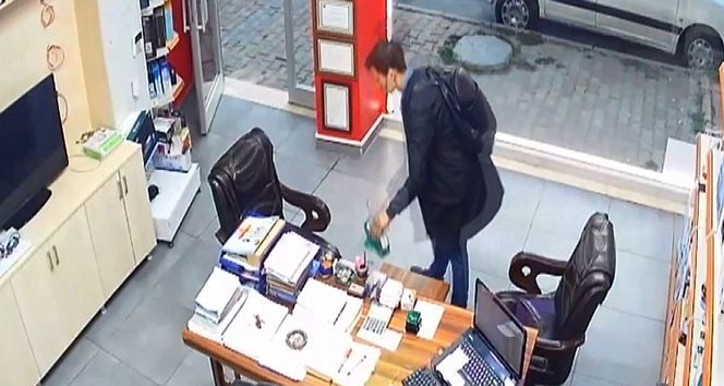Arnavutköy&#039;de sadaka kutusunu çalan hırsız kameralara yakalandı