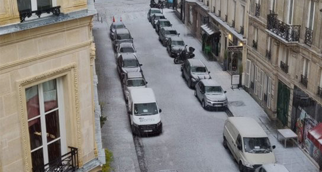 Paris’te dolu yağdı, sokaklar beyaza büründü