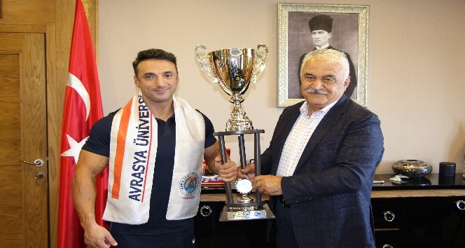 Avrasya Üniversitesi’nin spor hocası vücut geliştirmede dünya şampiyonu oldu