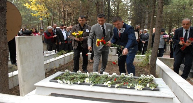 21 yıl önce kazada ölen belediye başkanı mezarı başında anıldı