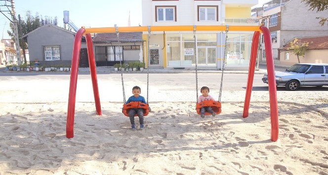 Karaman Belediyesi oyun parklarının zeminine kum seriyor