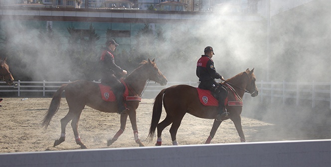 Atlı polislerin nefes kesen eğitimi havadan görüntülendi