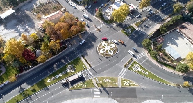 Mevsim çiçekleri Nevşehir’i süslüyor