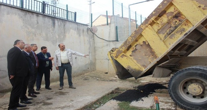Kaymakam Yavuz okul bahçesindeki sıcak asfalt çalışmalarını yerinde inceledi