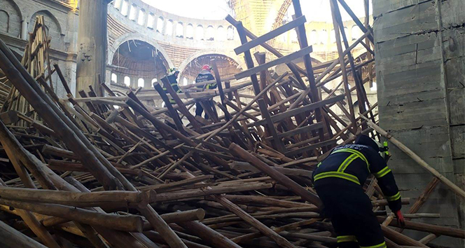 Gaziantep&#039;te cami inşaatında iskele çöktü: 1 işçi kayıp