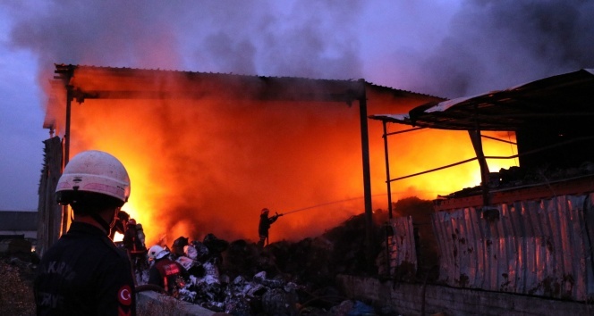 Sakarya’da geri dönüşüm fabrikasında yangın