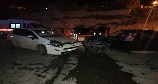 Karaman’da iki otomobil çarpıştı: 2 yaralı