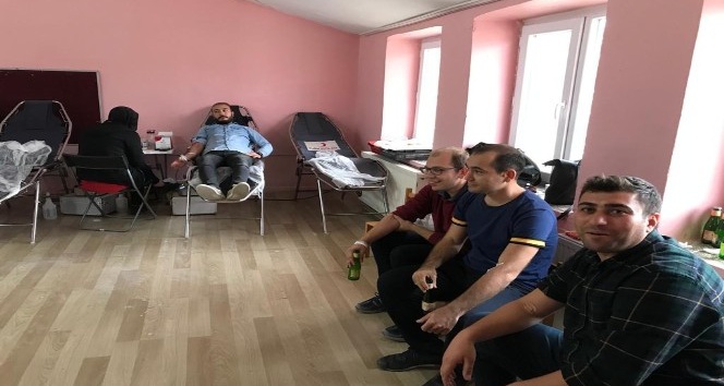 Selendili öğretmen ve velilerden kan bağışına destek