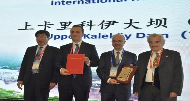 Çin’de en iyi proje seçilen Yukarı Kaleköy Barajı’nın ödülü verildi