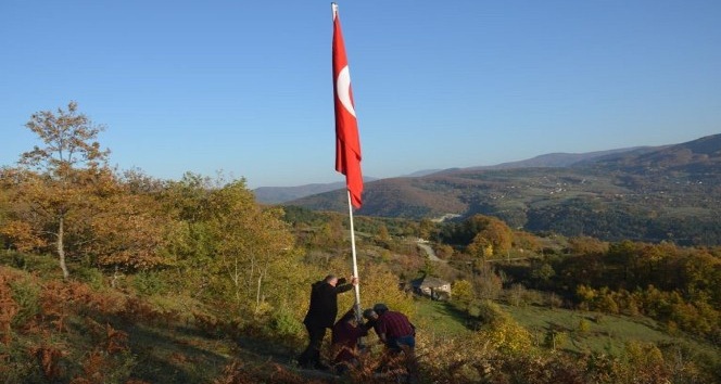 Köyünün en tepesinde Türk bayrağı dikti