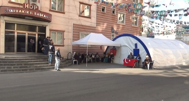 HDP önündeki ailelerin evlat nöbeti 74’üncü günde