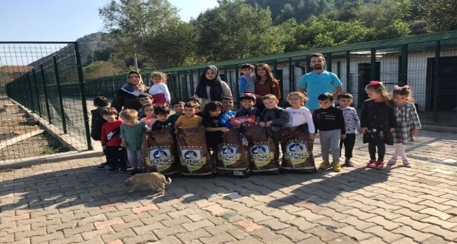 Minik anaokulu öğrenciler köpek barınağını ziyaret etti