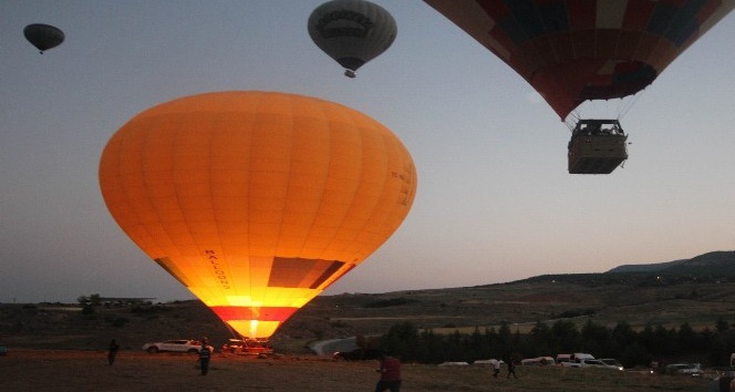 Yaklaşık 154 bin kişi beyaz cennetin üzerinde balon uçuşu yaptı