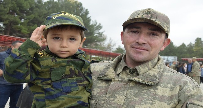 3 yaşındaki Yusuf, asker selamıyla yemin törenine damga vurdu
