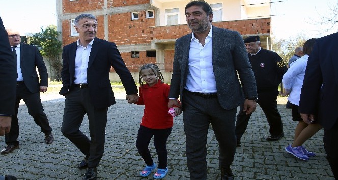 Ahmet Ağaoğlu ve Ünal Karaman özel çocukları ziyaret etti
