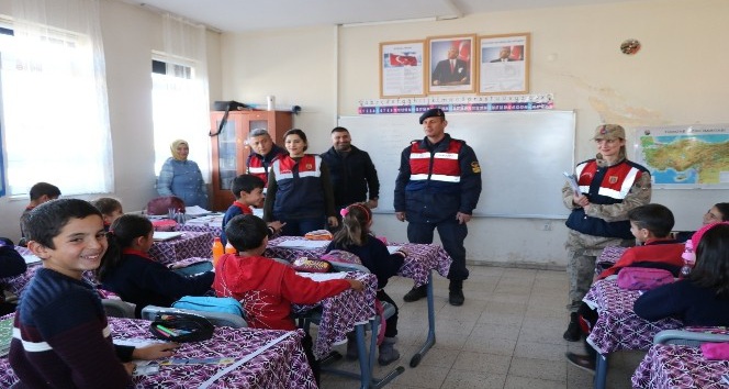 Jandarma köy okulunda öğrencilerle buluştu